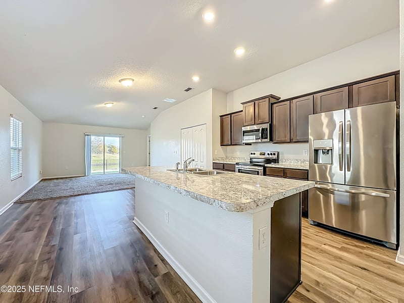 8189 Meadow Walk Ln, Jacksonville, FL 32256