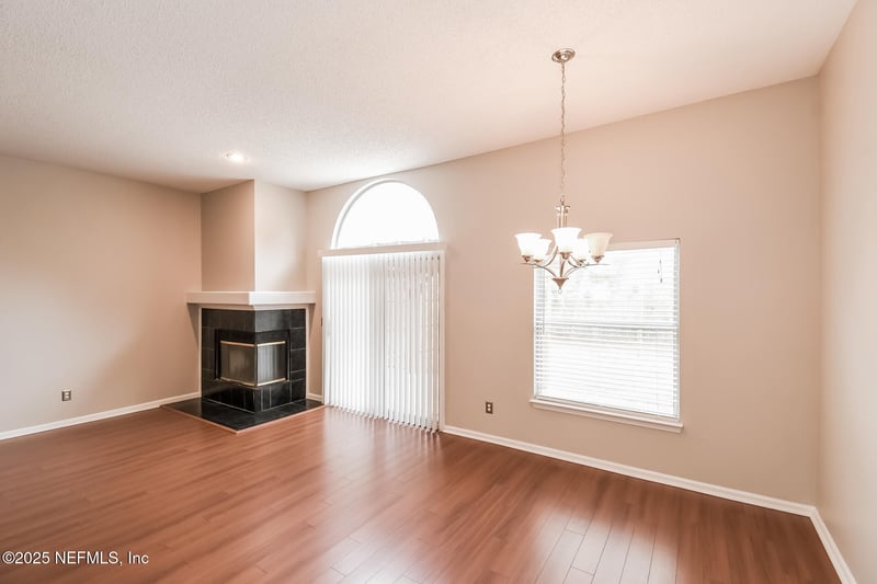 3835 Union Pacific Dr, Jacksonville, FL 32246