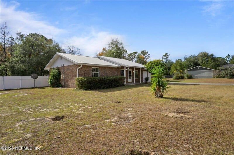 105 Crestwood Dr, Interlachen, FL 32148