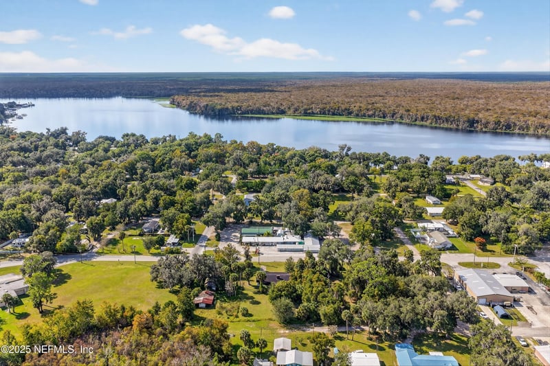 765 3rd Ave, Welaka, FL 32189