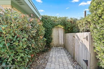 8134 Veracruz Dr, Jacksonville, FL 32211