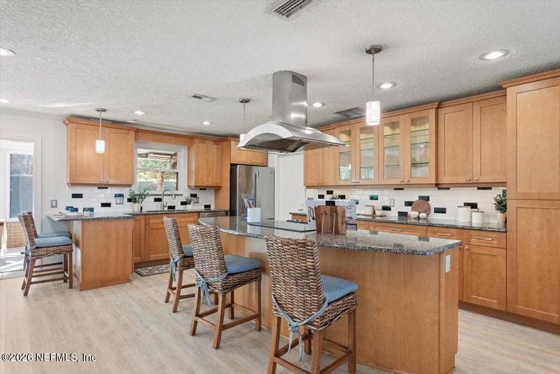 8134 Veracruz Dr, Jacksonville, FL 32211