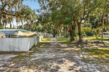 201 Oak St, Welaka, FL 32189