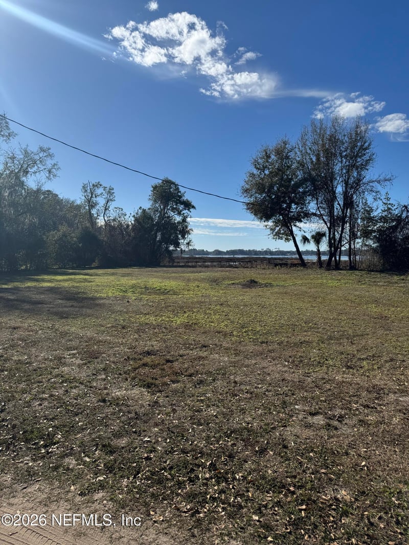 211 Walker Dr, Interlachen, FL 32148