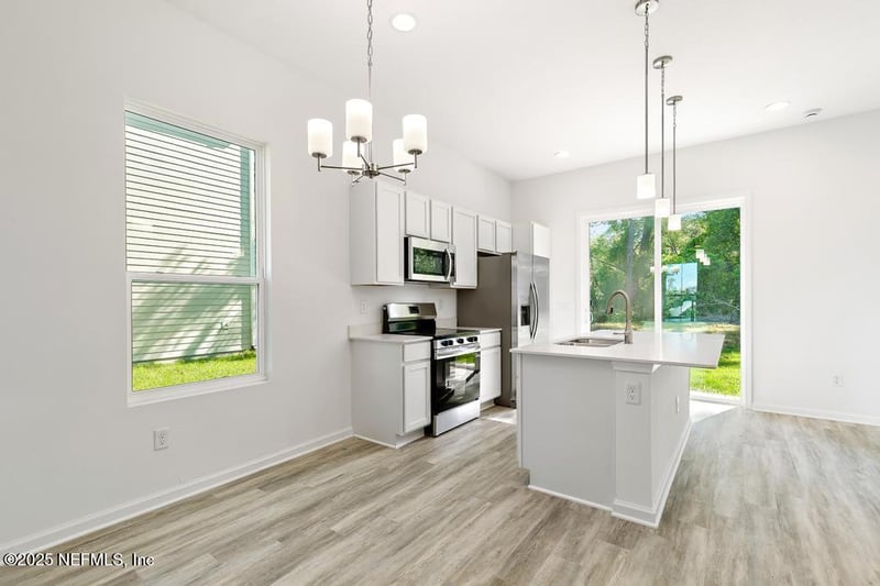 11082 Pine St, Jacksonville, FL 32218