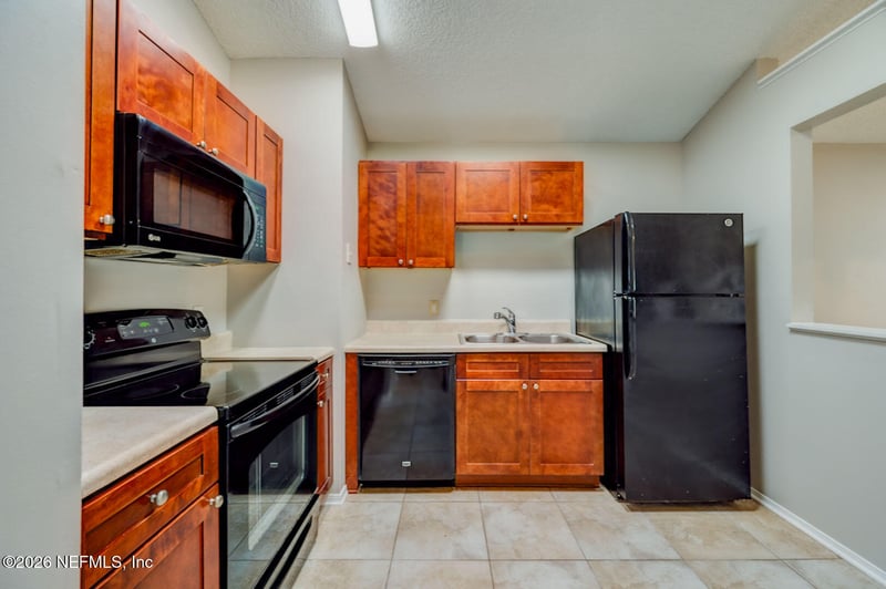 560 Staffordshire Dr, Jacksonville, FL 32225