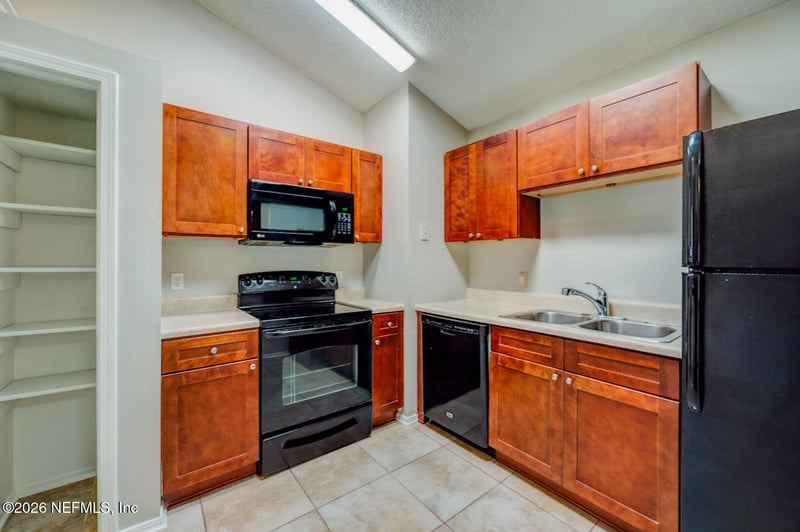 560 Staffordshire Dr, Jacksonville, FL 32225