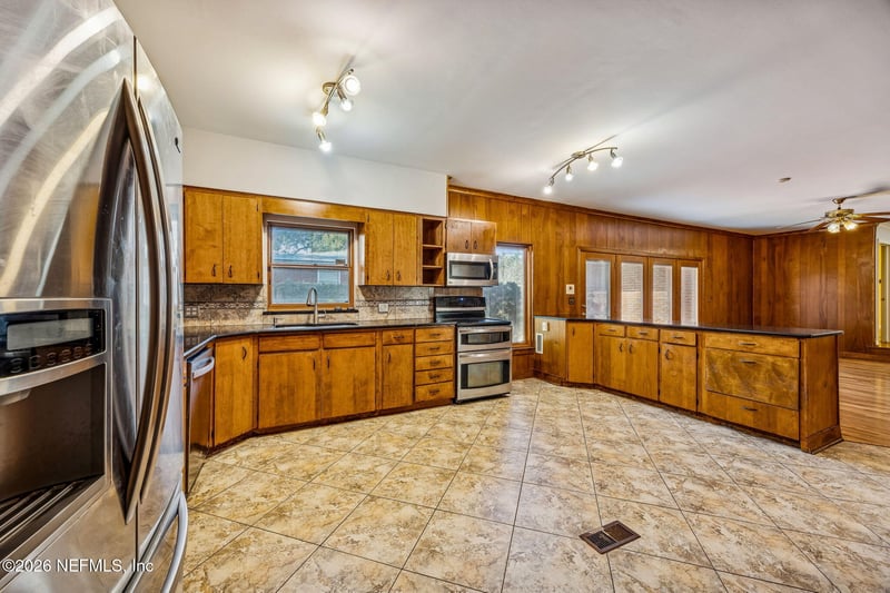 4768 Queen Ln, Jacksonville, FL 32210