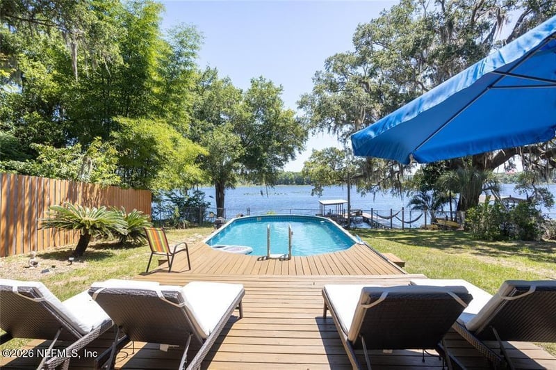 186 Little Orange Lake Dr, Hawthorne, FL 32640