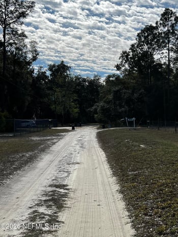 141 Woodland Ln, Hawthorne, FL 32640