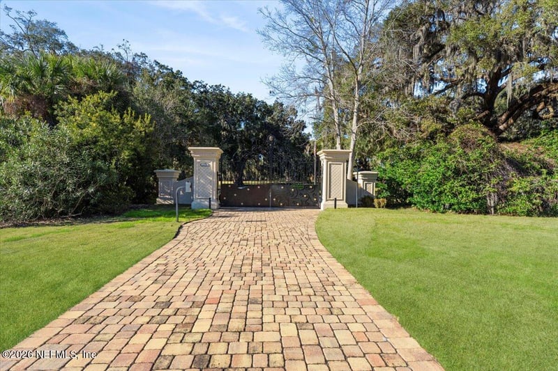 1370 Moss Creek Dr, Jacksonville, FL 32225