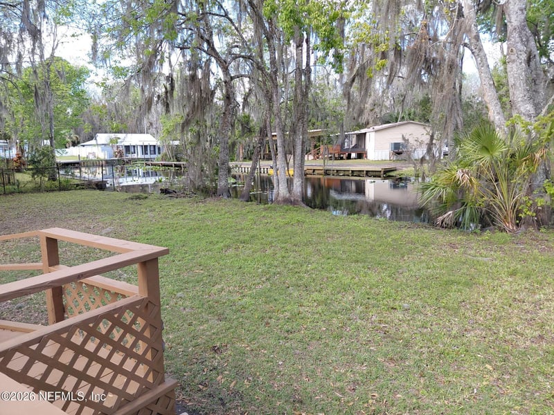 106 Breezewood Cir, San Mateo, FL 32187