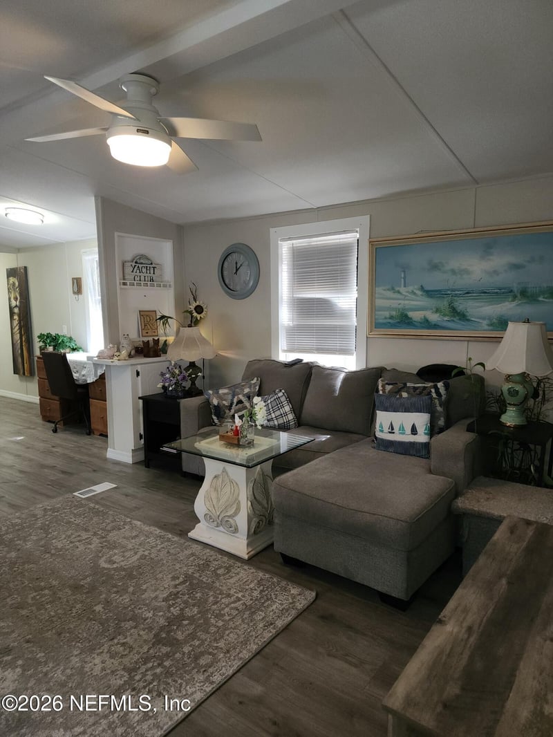 231 Lakeview Ct, Interlachen, FL 32148