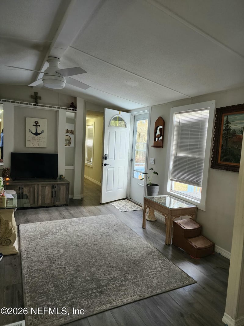 231 Lakeview Ct, Interlachen, FL 32148