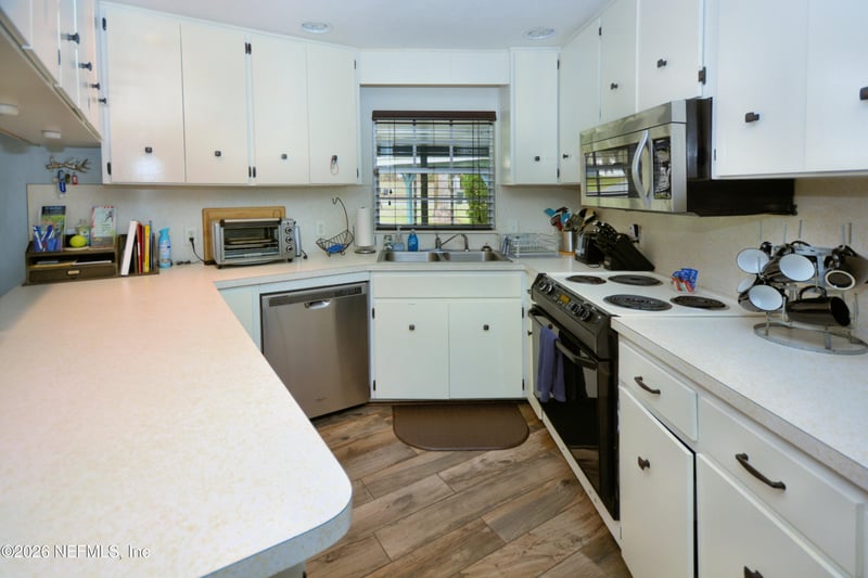 176 Lake Dr, Florahome, FL 32140