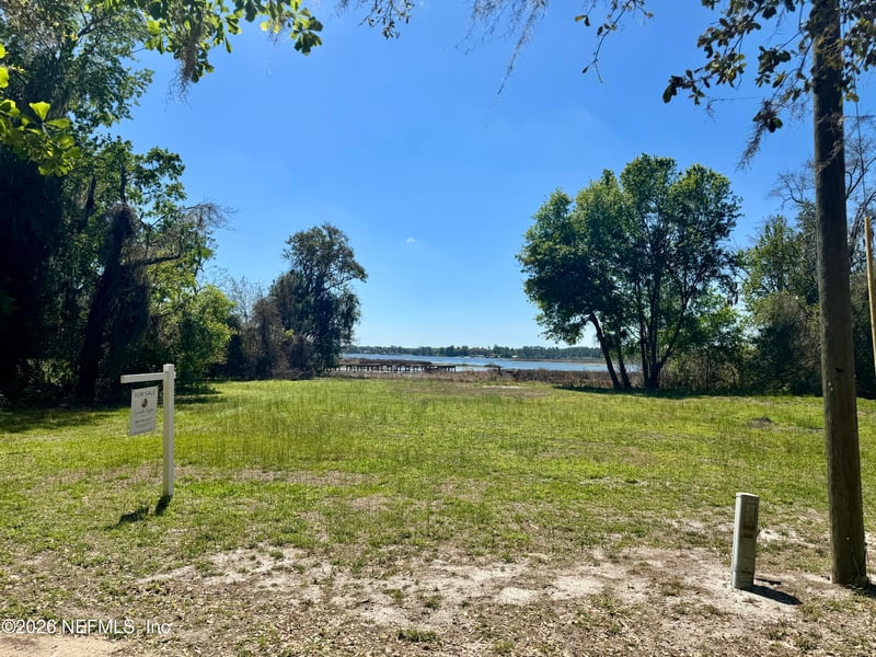 211 Walker Dr, Interlachen, FL 32148