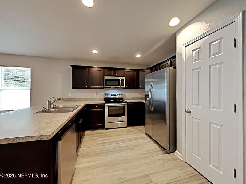 1384 Sarahs Landing Dr, Jacksonville, FL 32221