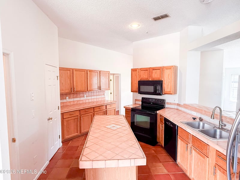 6112 Winding Bridge Dr, Jacksonville, FL 32277