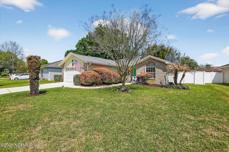 825 Long Lake Dr, Jacksonville, FL 32225