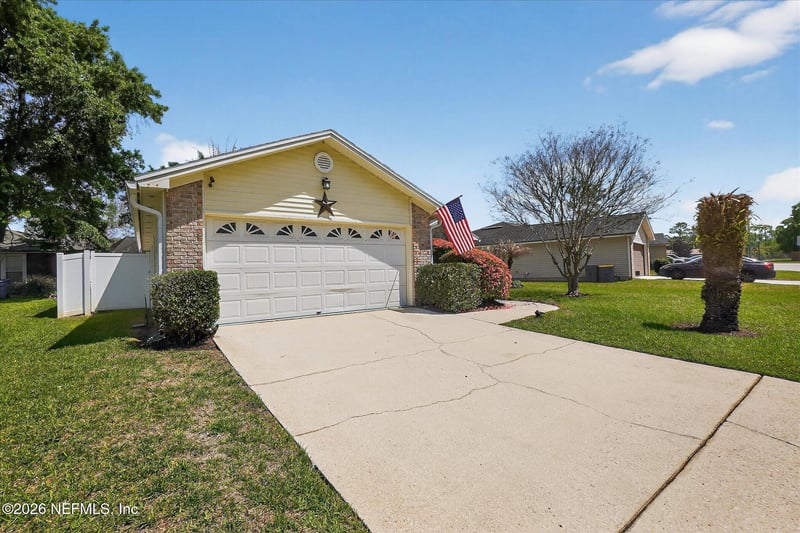 825 Long Lake Dr, Jacksonville, FL 32225