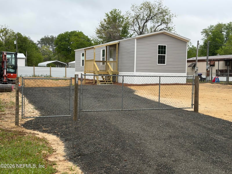 213 Milton Ave, Interlachen, FL 32148