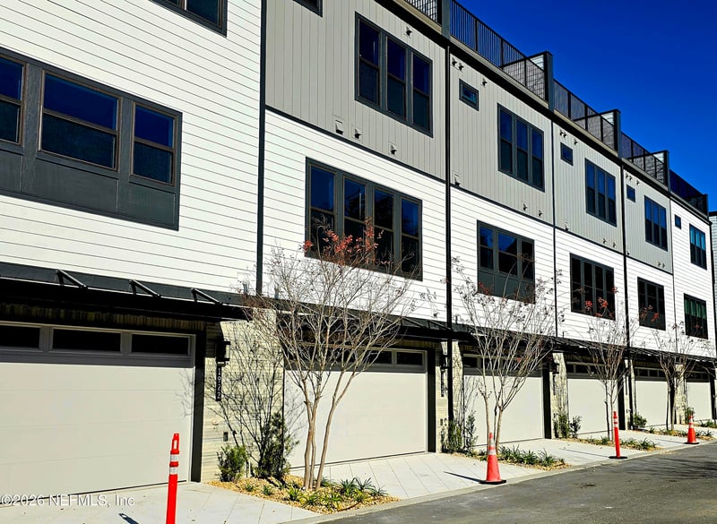 1912 Prudential Dr, Jacksonville, FL 32207