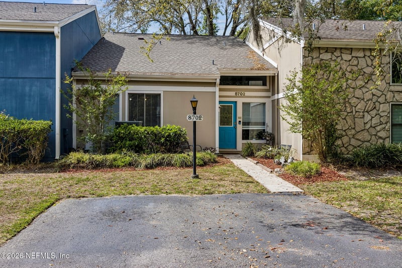 8702 Como Lake Dr, Jacksonville, FL 32256