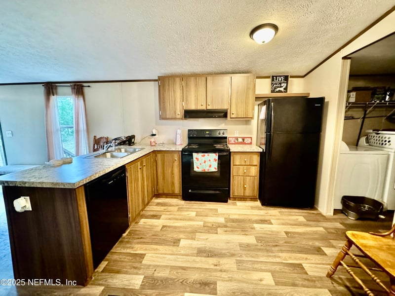 410 Lily Trl, Interlachen, FL 32148