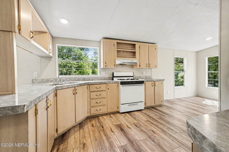 145 Dawson Dr, Interlachen, FL 32148