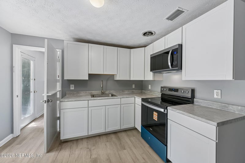 8032 Lourdes Dr, Jacksonville, FL 32210