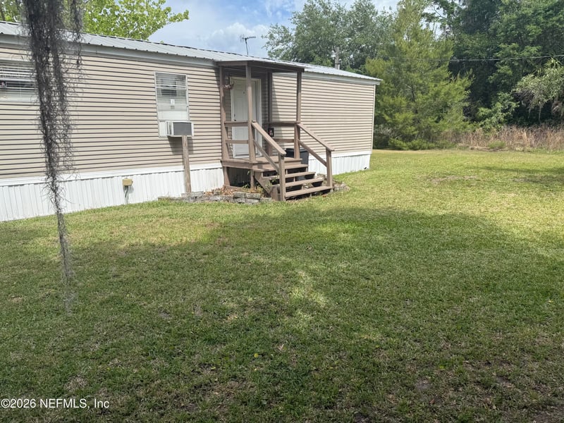 105 Canary Ln, Satsuma, FL 32189