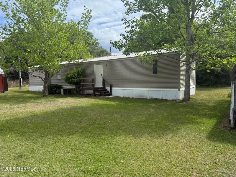 105 Canary Ln, Satsuma, FL 32189