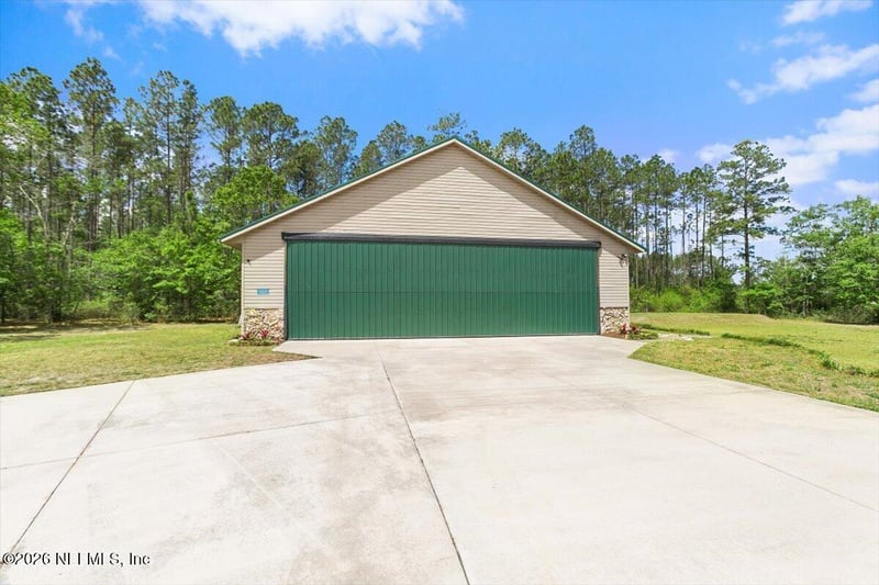 11111 Apache Ln, Glen St Mary, FL 32040