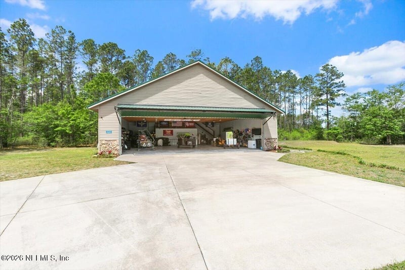 11111 Apache Ln, Glen St Mary, FL 32040