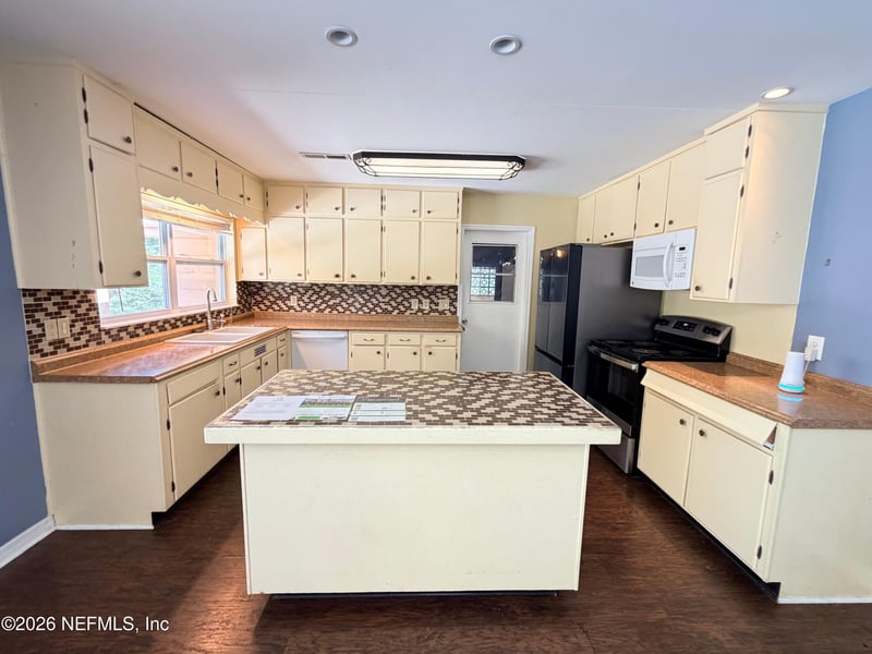 1806 Memory Ln, Jacksonville, FL 32210