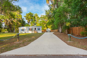 300 7th Ave, Welaka, FL 32193