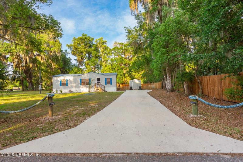 300 7th Ave, Welaka, FL 32193