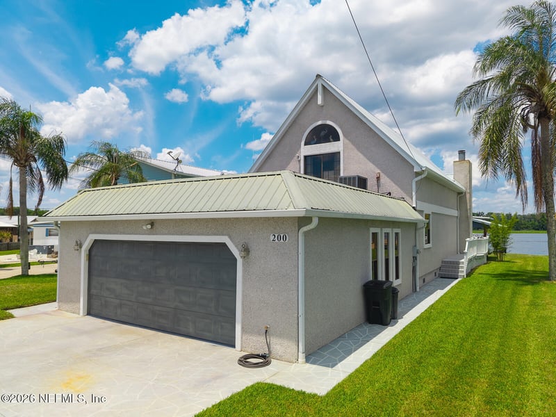 200 Sportsman Dr, Welaka, FL 32193