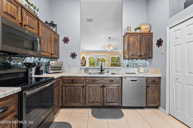 1563 Graduation Ln, Middleburg, FL 32068