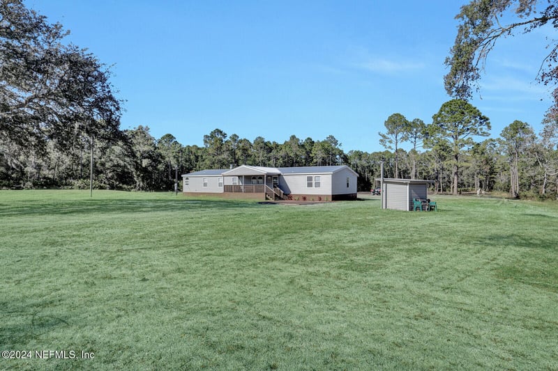 141 Woods Rd, San Mateo, FL 32187