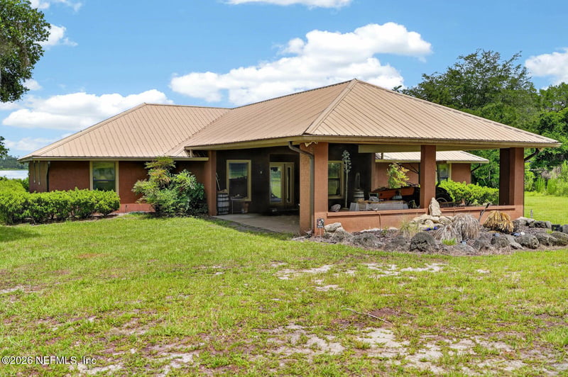 140 Lake St, Pomona Park, FL 32181