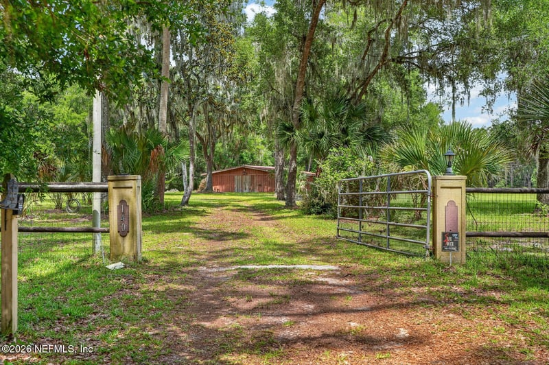 140 Lake St, Pomona Park, FL 32181