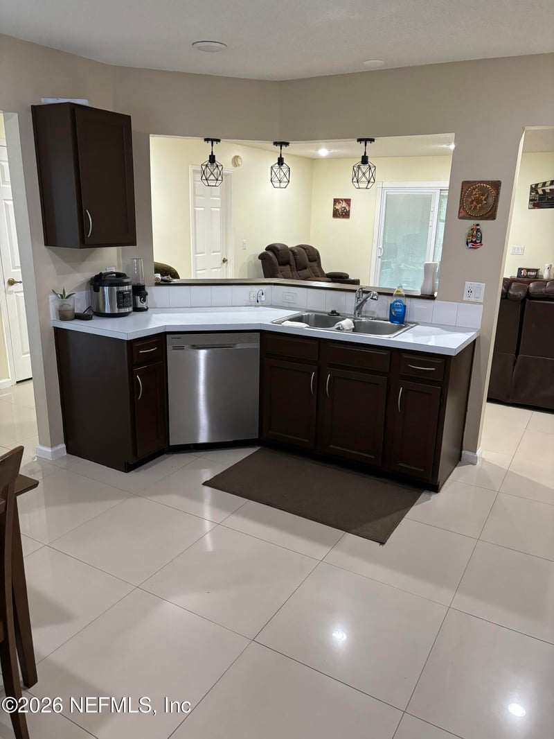 5884 Copper Creek Dr, Jacksonville, FL 32218