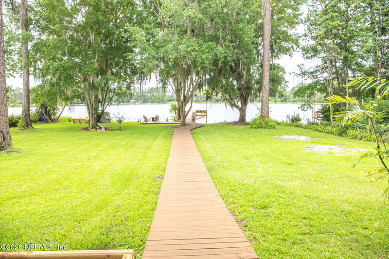 303 Riley Lake Dr, Hawthorne, FL 32640