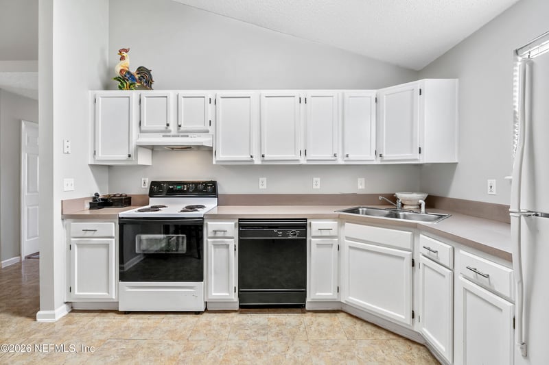 3000 Wavering Ln, Middleburg, FL 32068