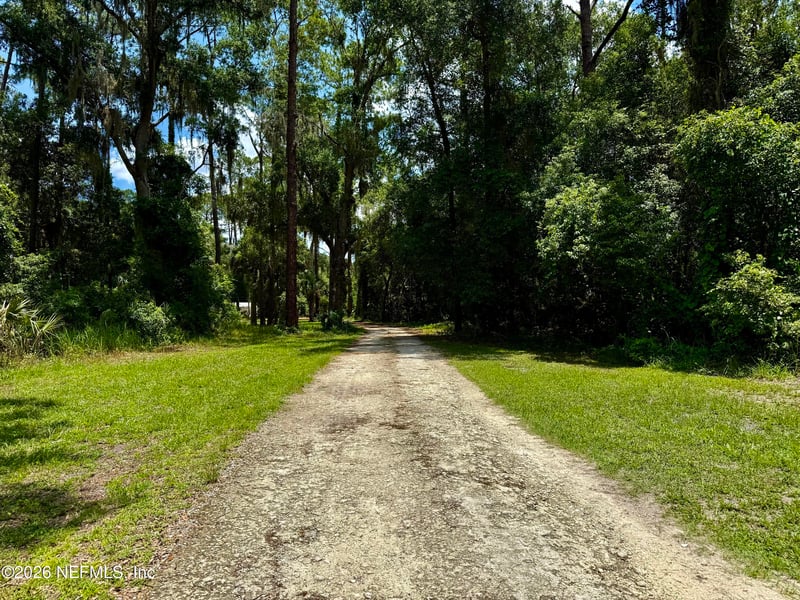 627 Walnut St, Welaka, FL 32193