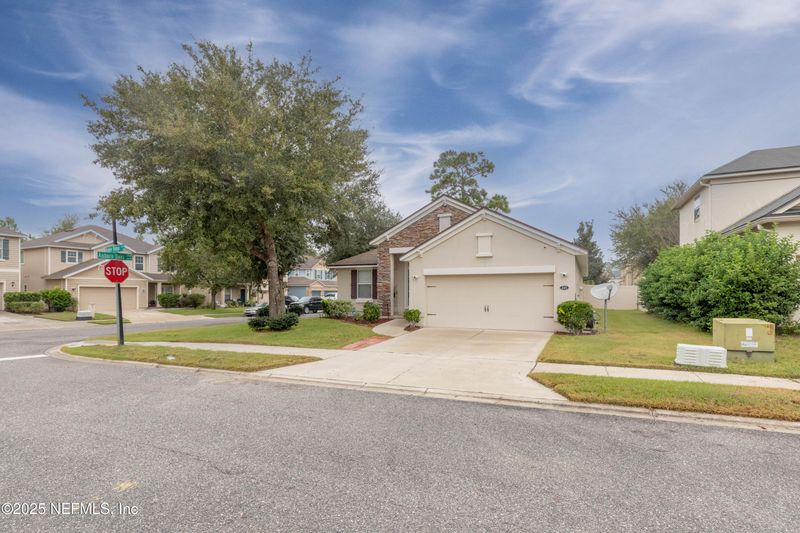 211 Amber Ridge Rd, Jacksonville, FL 32218