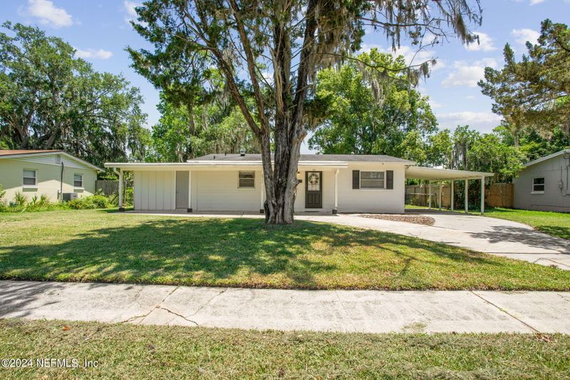 2911 Loran Dr W, Jacksonville, FL 32216