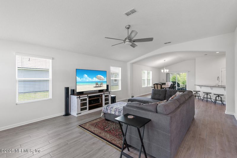 352 Chasewood Dr, St Johns, FL 32095
