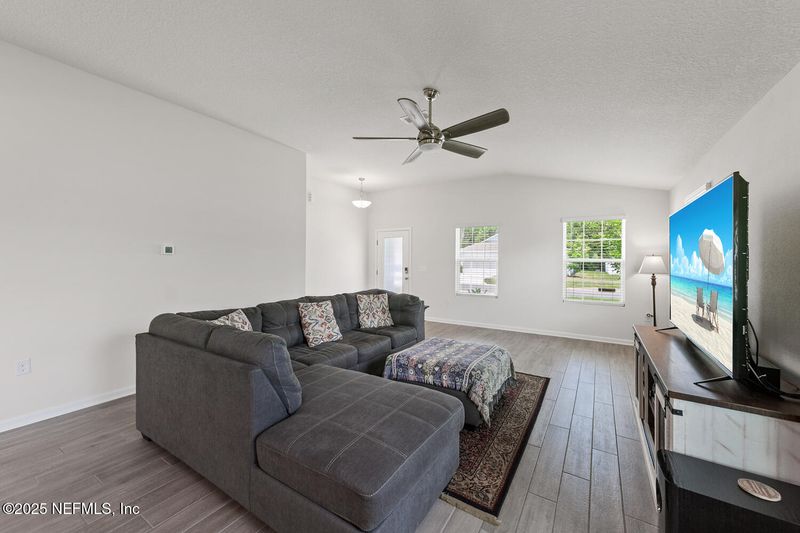352 Chasewood Dr, St Johns, FL 32095